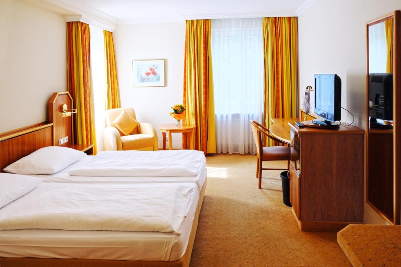 Hotel Haus Am Park บาดฮอมบูร์ก ฟอร์ แดร์เฮอเฮอ ภายนอก รูปภาพ