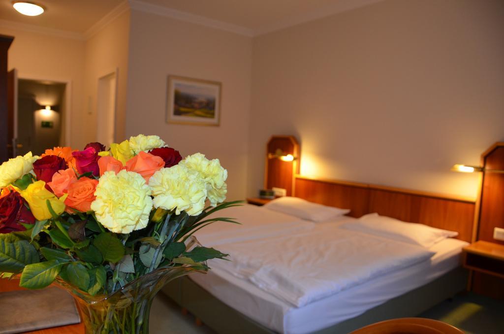 Hotel Haus Am Park บาดฮอมบูร์ก ฟอร์ แดร์เฮอเฮอ ภายนอก รูปภาพ