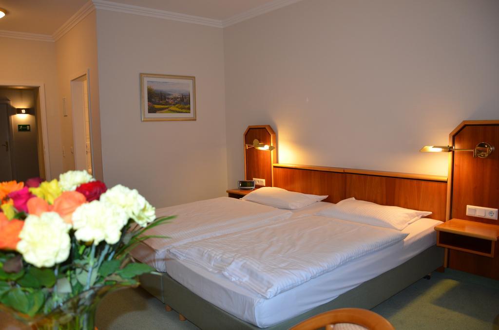 Hotel Haus Am Park บาดฮอมบูร์ก ฟอร์ แดร์เฮอเฮอ ภายนอก รูปภาพ