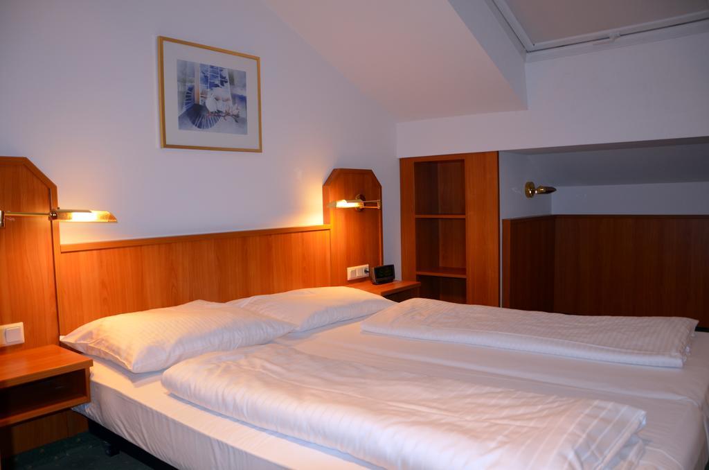 Hotel Haus Am Park บาดฮอมบูร์ก ฟอร์ แดร์เฮอเฮอ ภายนอก รูปภาพ